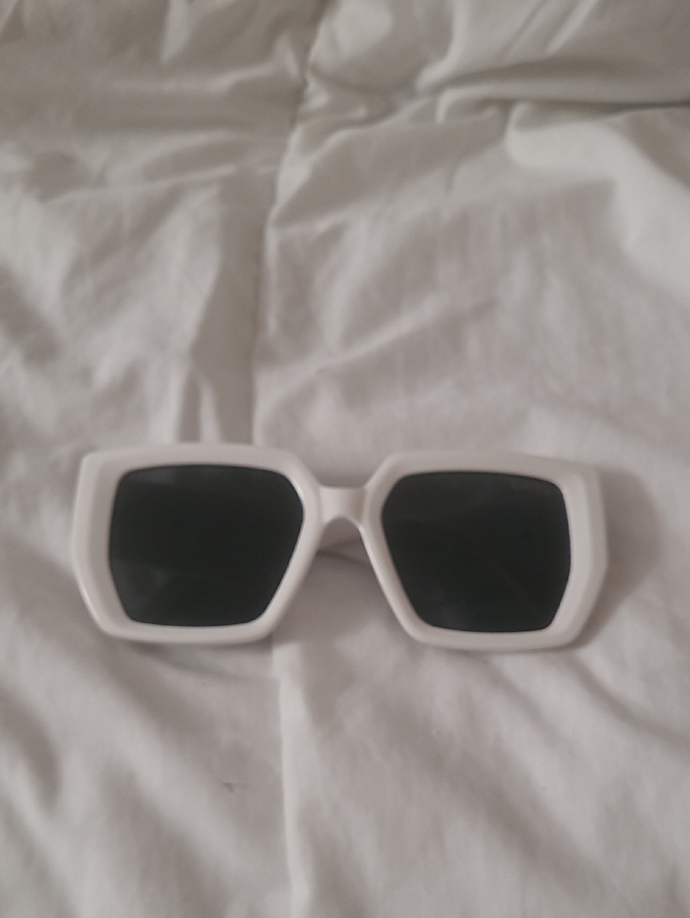Gucci Oversize glossy white sunglasses arm with logo